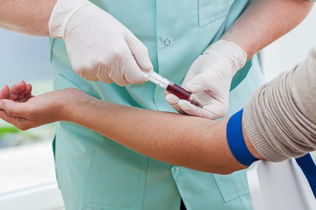 Profissional da Diagnose realizando coleta domiciliar